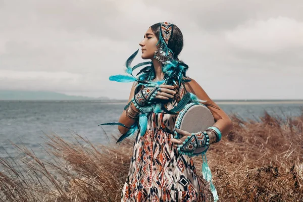 Deniz sahasının etnik kostüm çekici genç kadın