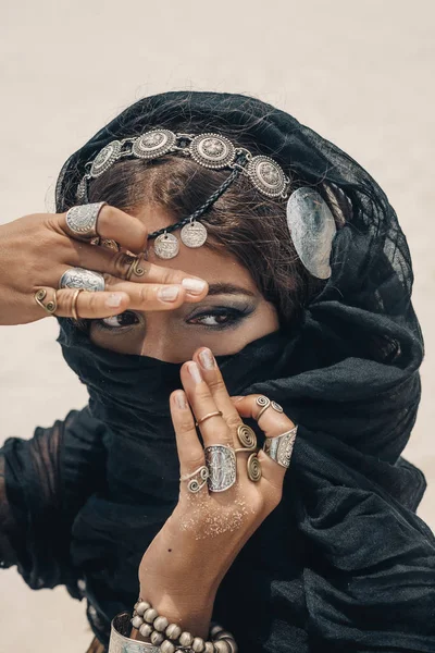 Perto de bela mulher tribal. Mãos de dançarina étnica . — Fotografia de Stock