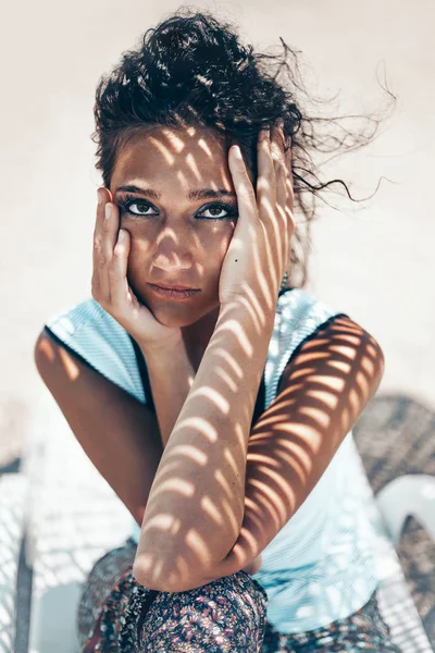 Attrayant jeune femme portrait en plein air avec des ombres tropicales — Photo