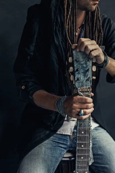 Gypsy hippie stil ung man med gitarr närbild porträtt — Stockfoto