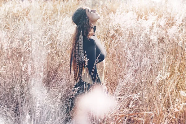 Bella donna elegante in abito nero con accessori boho su — Foto Stock