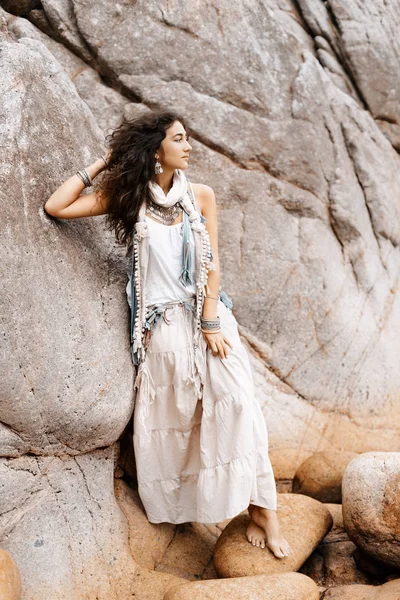 开朗的波西米亚风格的女人在石背景 — 图库照片