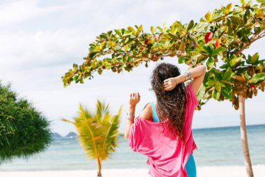 Kumsalda yürüyen genç kadın tarz boho