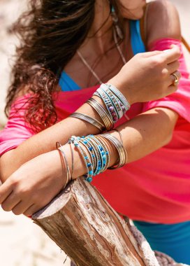 Boho stil moda modeli şık aksesuarlar ile