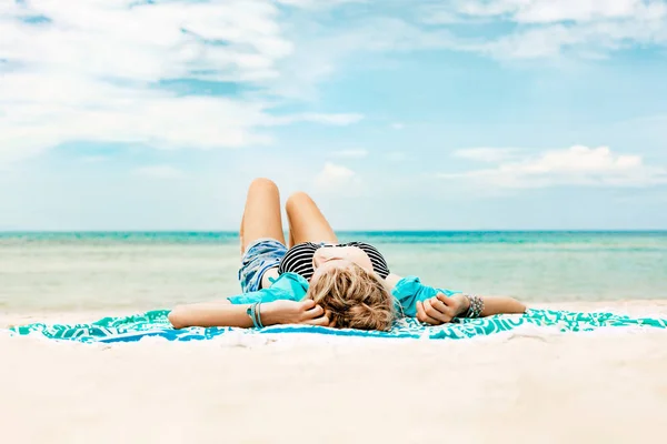 Piękny boho elegancki kobieta, leżąc na plaży w słoneczny dzień — Zdjęcie stockowe