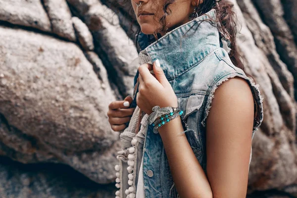 Boho estilo bela mulher fechar ao ar livre — Fotografia de Stock