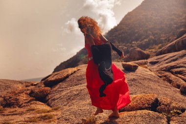 dağlar arka plan üzerinde Kırmızı elbiseli çekici genç kadın