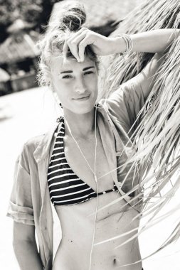 Sahilde bikinili güzel genç neşeli kadın