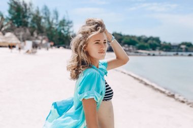 Sahilde bikinili güzel genç neşeli kadın