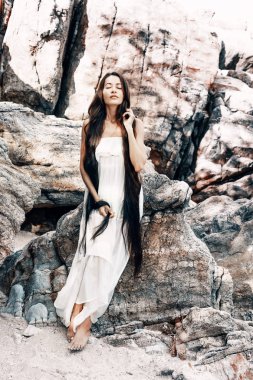 Beyaz elbiseli güzel genç boho tarzı kadın 