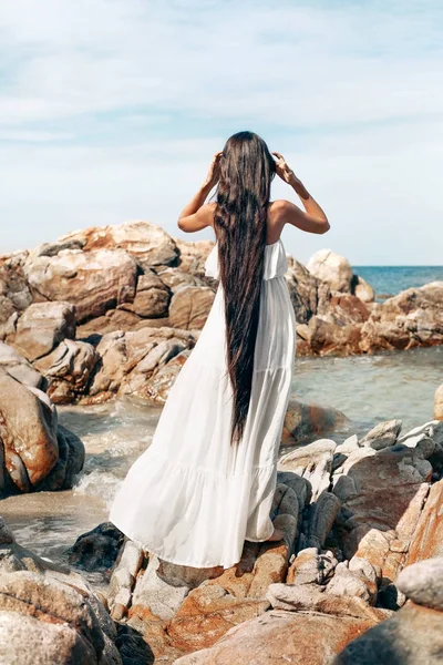 Bella donna stile boho giovane in abito bianco in piedi su ston — Foto Stock