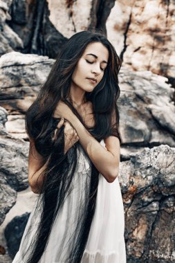 Beyaz elbiseli güzel genç boho tarzı kadın