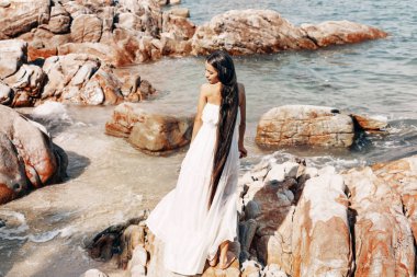 Beyaz elbiseli güzel genç boho tarzı kadın