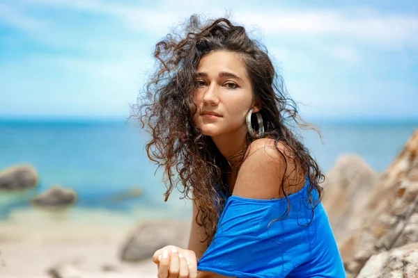 atrractive genç kadın sıcak güneşli gün taşa oturuyordu 