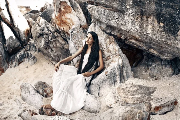 Bela jovem boho estilo mulher em vestido branco — Fotografia de Stock