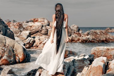 Beyaz elbiseli güzel genç boho tarzı kadın