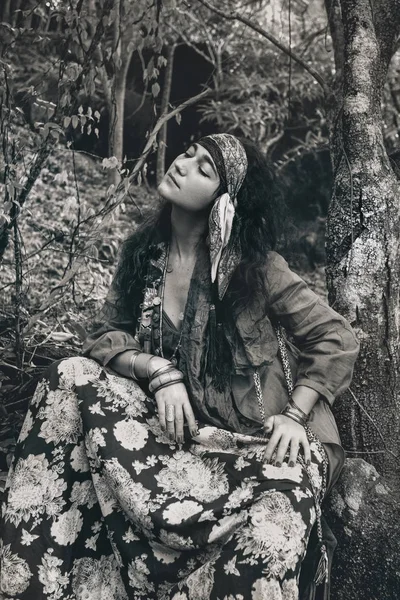 Bela jovem cigana estilo mulher ao ar livre retrato — Fotografia de Stock