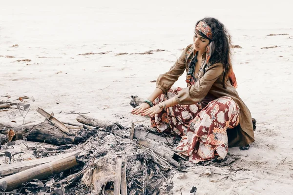 Beautiful young gypsy style woman at fire — Stock Photo, Image