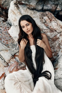 Beyaz elbiseli güzel genç boho tarzı kadın