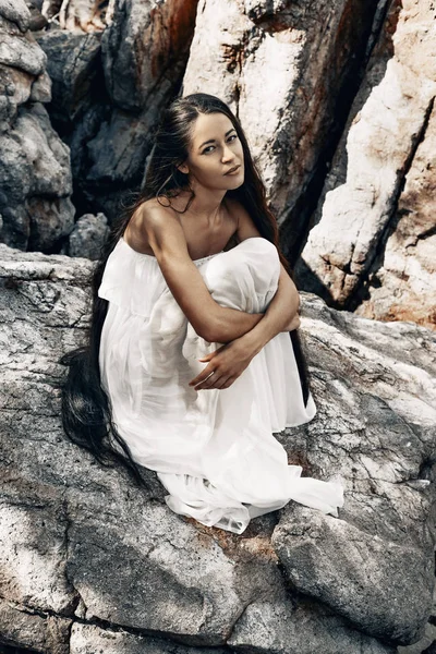 Piękne młode boho stylu Kobieta w białej sukni — Zdjęcie stockowe