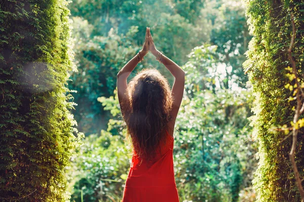 Jovem atraente em vestido vermelho na floresta — Fotografia de Stock