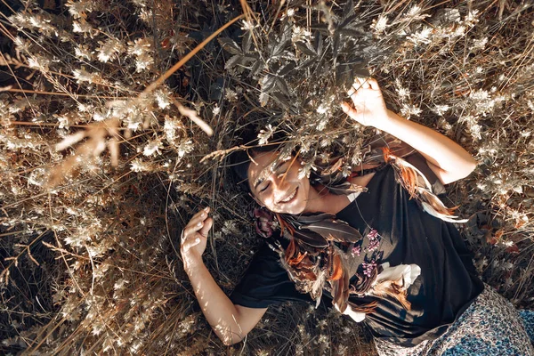Giovane donna felice su un campo. concetto di stile di vita sano — Foto Stock