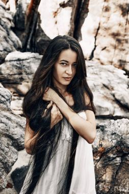 Beyaz elbiseli güzel genç boho tarzı kadın