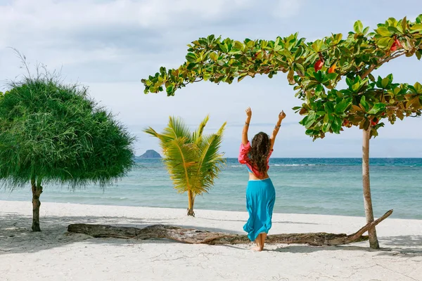 Boho stile giovane donna a piedi sulla spiaggia — Foto Stock