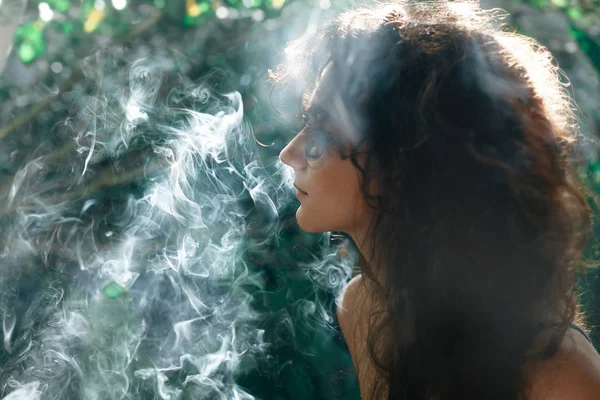 Hermoso retrato de mujer joven en la mañana con niebla y sol l —  Fotos de Stock