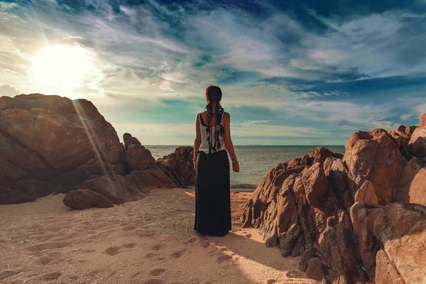 Γυναίκα σιλουέτα στην παραλία στο ηλιοβασίλεμα — Φωτογραφία Αρχείου