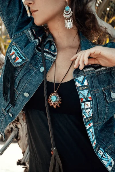 Close up de atraente jovem mulher vestindo acessórios boho — Fotografia de Stock