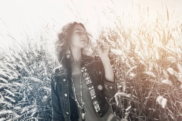 Cheerful young woman outdoors at sunrise — Stock Photo, Image