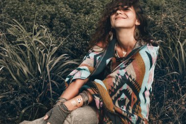 Panço yeşil sahada giyen güzel boho kadın