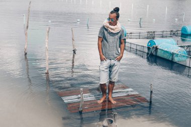 Yakışıklı genç adam açık havada kot şortlu