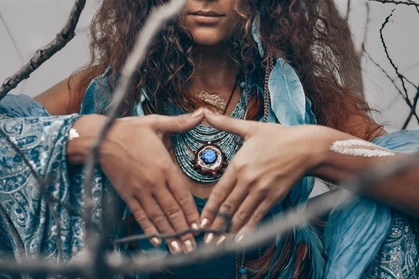 güzel genç kadın açık havada kapatın. Cadı zanaat kavramı