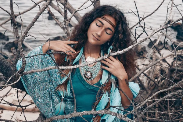 açık havada güzel genç kadın. Cadı zanaat kavramı