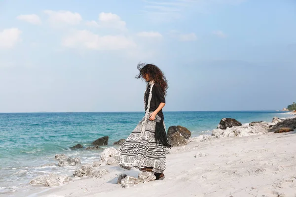 Elegante joven mujer de moda caminando en la playa — Foto de Stock