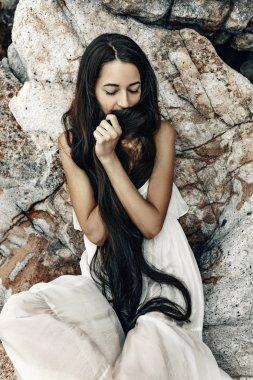 Beyaz elbiseli güzel genç boho tarzı kadın