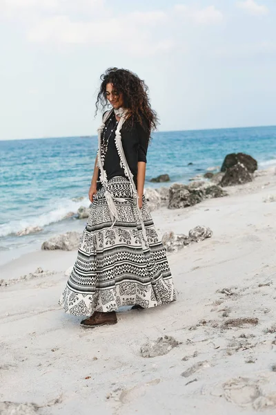 Stylish young fashionable woman walking on the beach — Stock Photo, Image