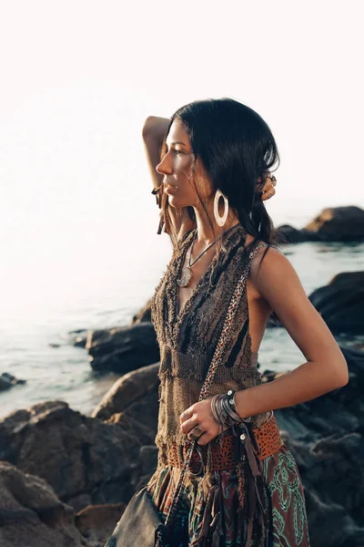 Boho estilo jovem mulher ao ar livre retrato ao pôr do sol na praia — Fotografia de Stock