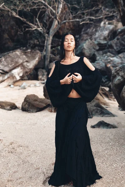 Zarif siyah şık genç kadın elbise açık havada — Stok fotoğraf