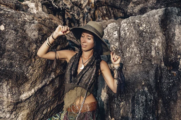 Boho styl mladá žena venku portrét — Stock fotografie