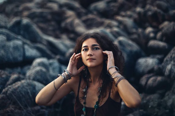 Estilo de vida retrato de la mujer joven y elegante al aire libre —  Fotos de Stock