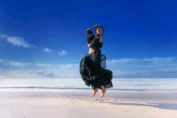 Şık genç kadın modeli gün batımında sahilde — Stok fotoğraf