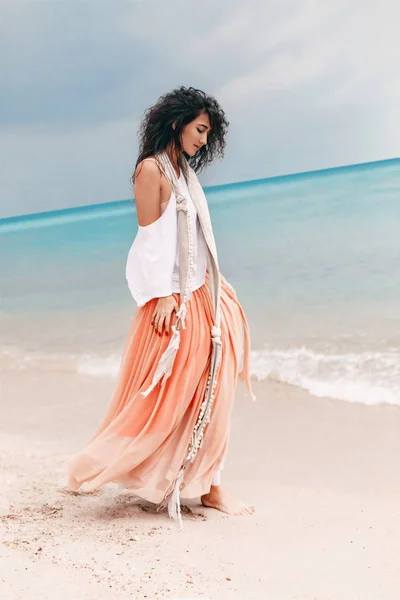 Piękna młoda kobieta stylowe w różowy spódnica na plaży — Zdjęcie stockowe