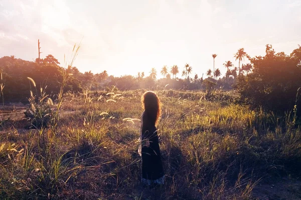 Portrait coucher de soleil de belle jeune femme sur un champ — Photo