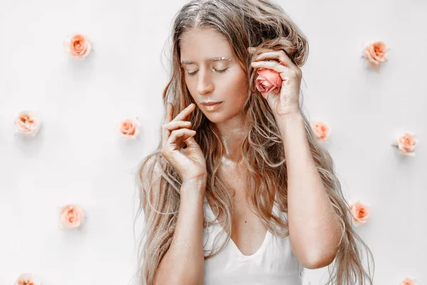 Retrato de modelo de moda com rosas e poeira dourada — Fotografia de Stock