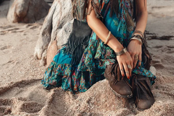 Boho styl mladá žena venku zblízka — Stock fotografie