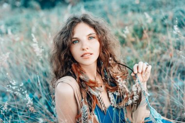 güzel genç boho kadın bir alanda gün batımında tarz