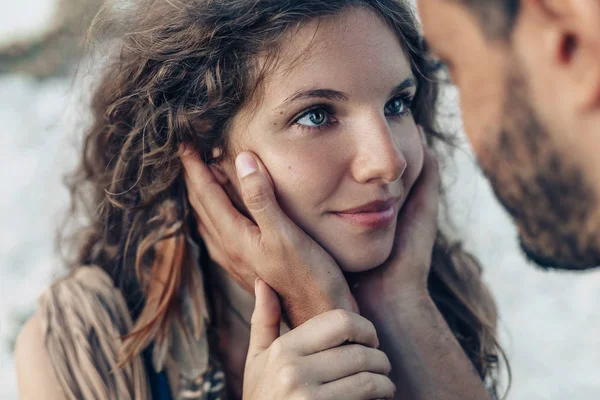 Homem segurando cara de mulher em suas mãos antes de beijar. Amor ralatio — Fotografia de Stock